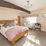 Bed & Breakfast Rumah 4*