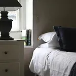 Bed & Breakfast Rumah 4*